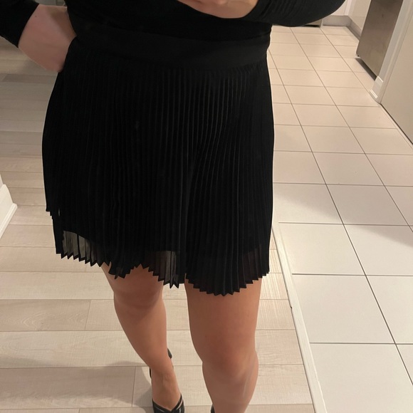 Black pleated skirt - Picture 4 of 4